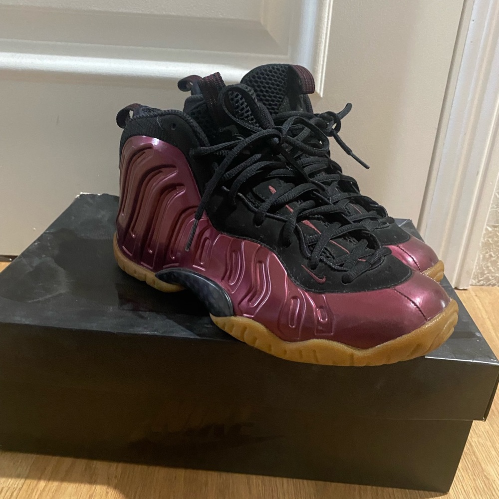 Nike foam posits size 6 in boys and the color is maroon